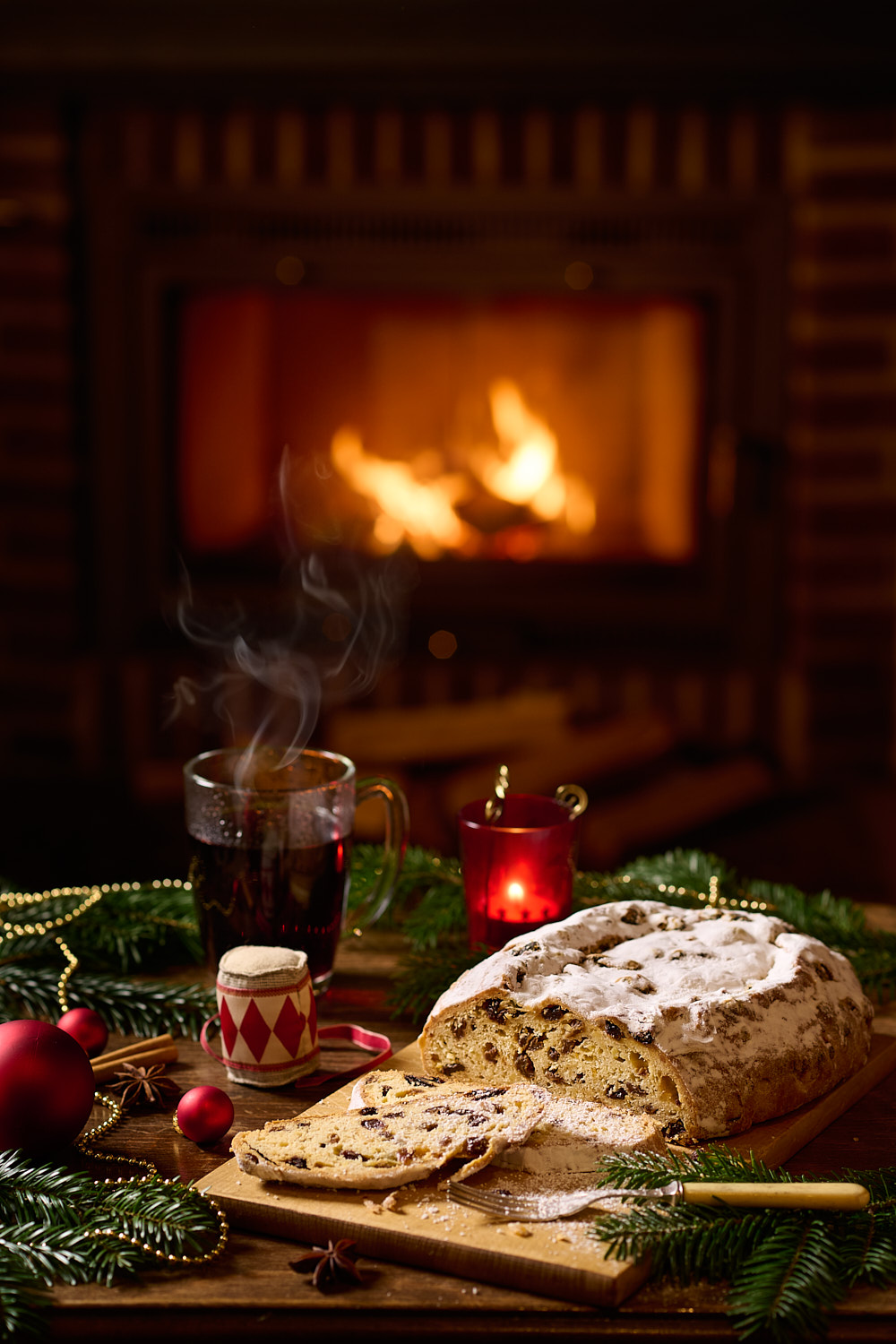 Weihnachtlicher Christstollen, mit Glühwein am Kaminfeuer