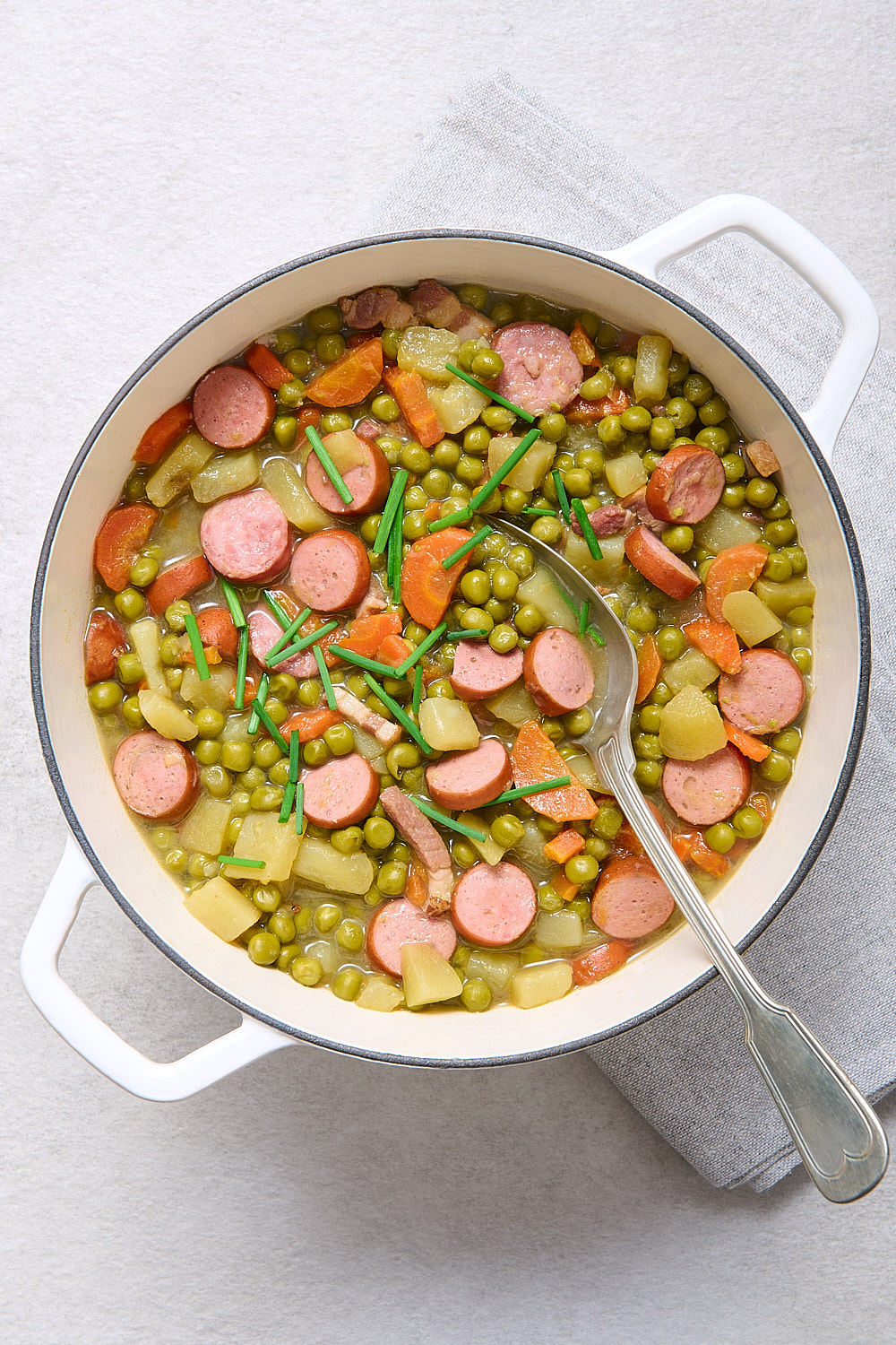 Erbsensuppe mit Wienerwürstchen und Mettenden