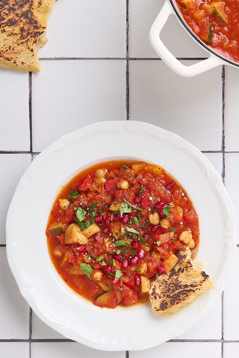 Kichererbsen-Curry mit Naanbrot und Grantapfel