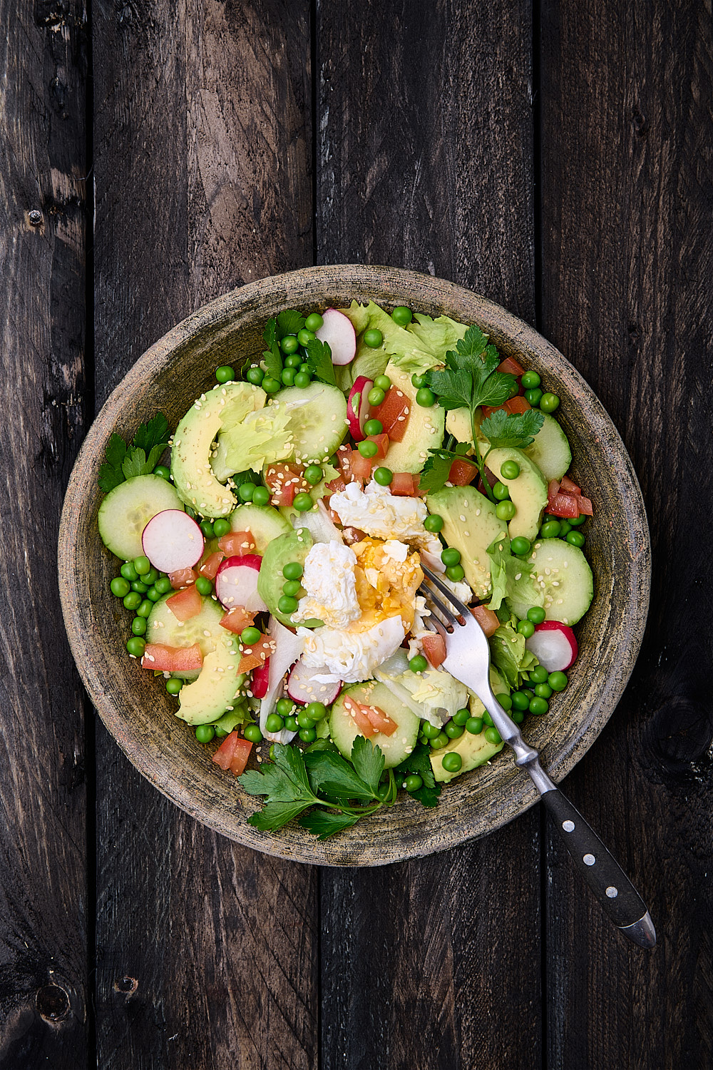 Gemischter Salat mit Avocado und pochiertes Ei