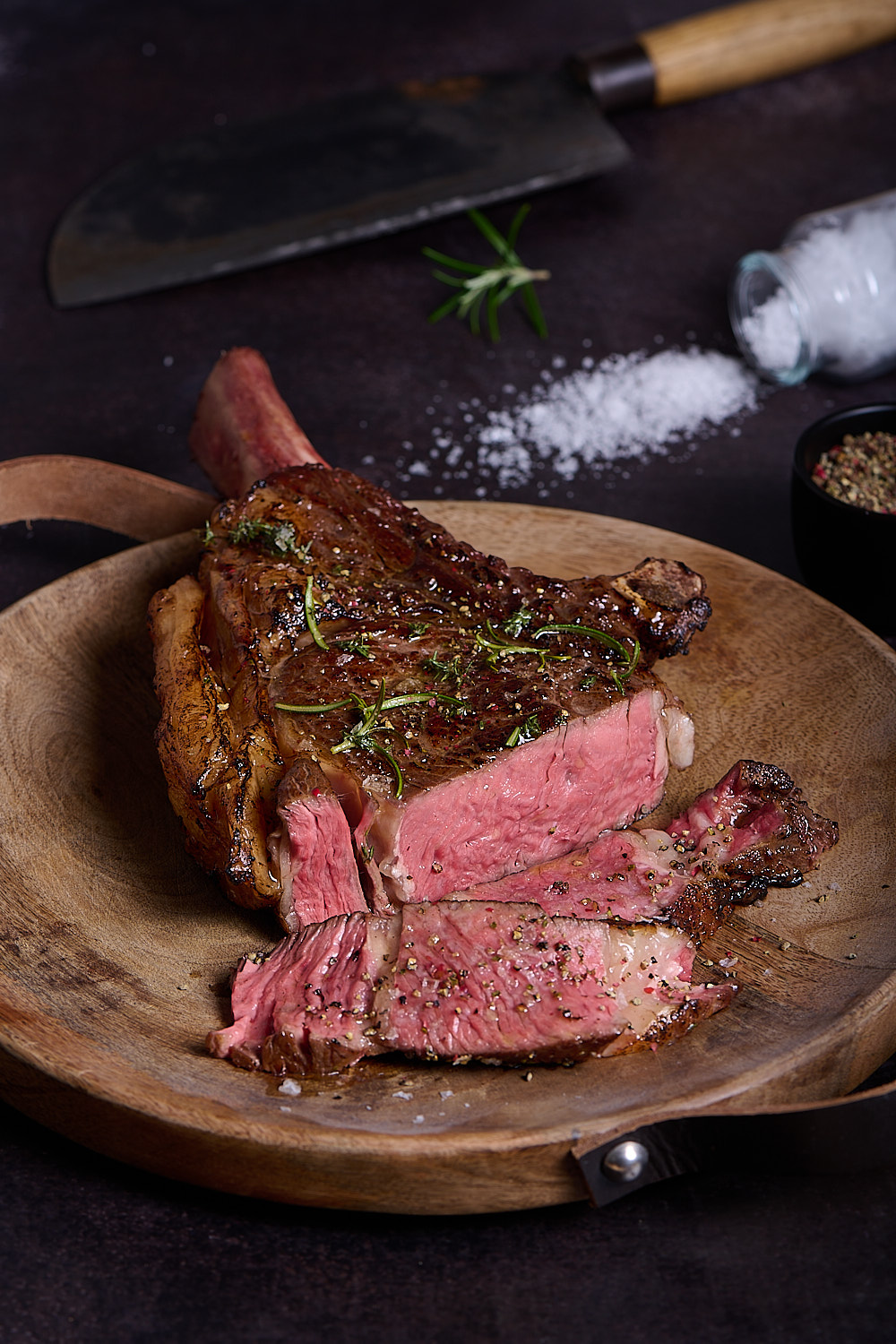 Cote de Boeuf angeschnitten auf einem Holzteller