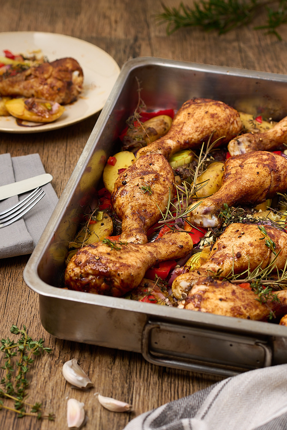 Hähnenunterkeule mit Kartoffeln, Papria, Porree und Zwiebeln