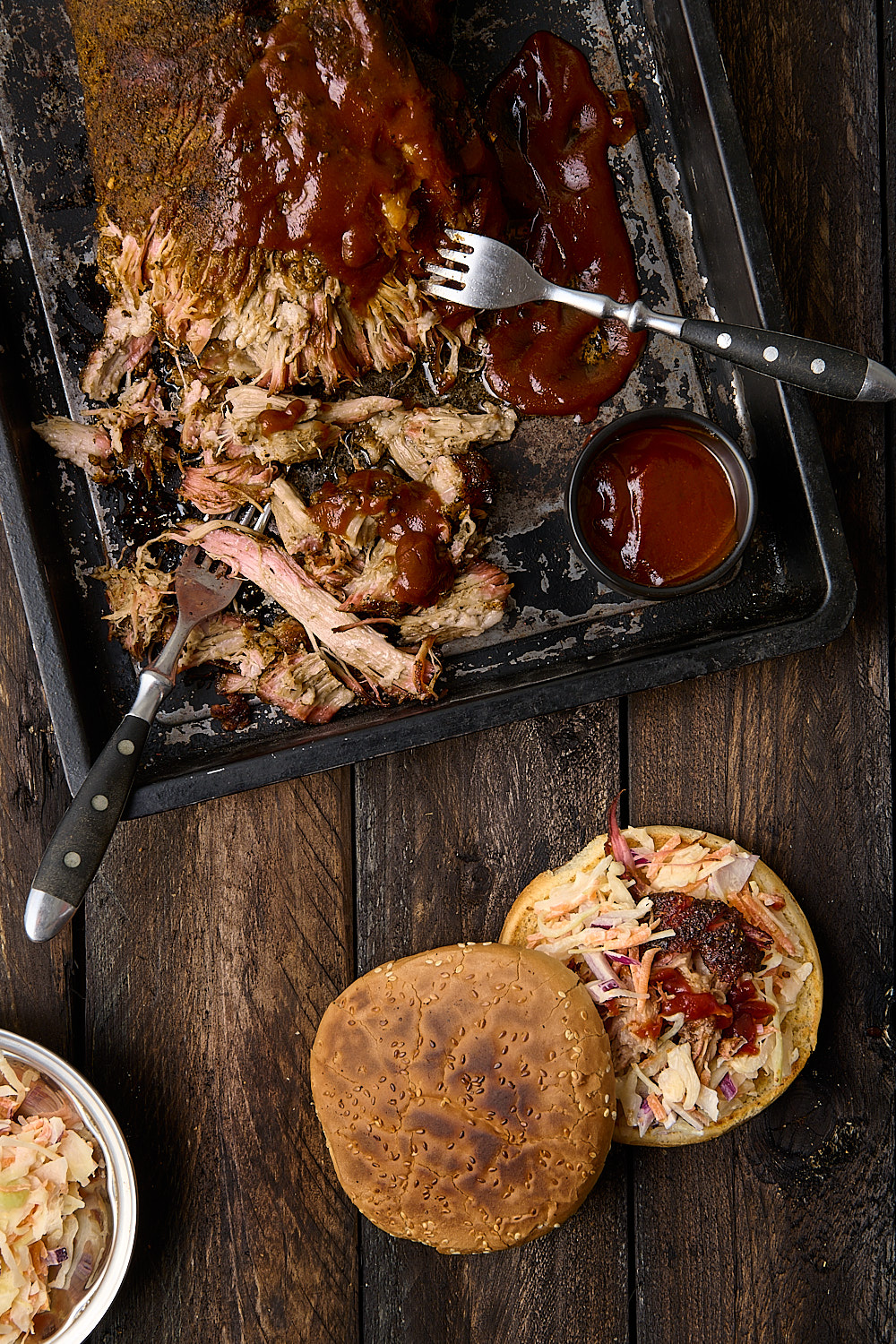 Pulled Pork mit Coleslaw und BBQ-Sauce