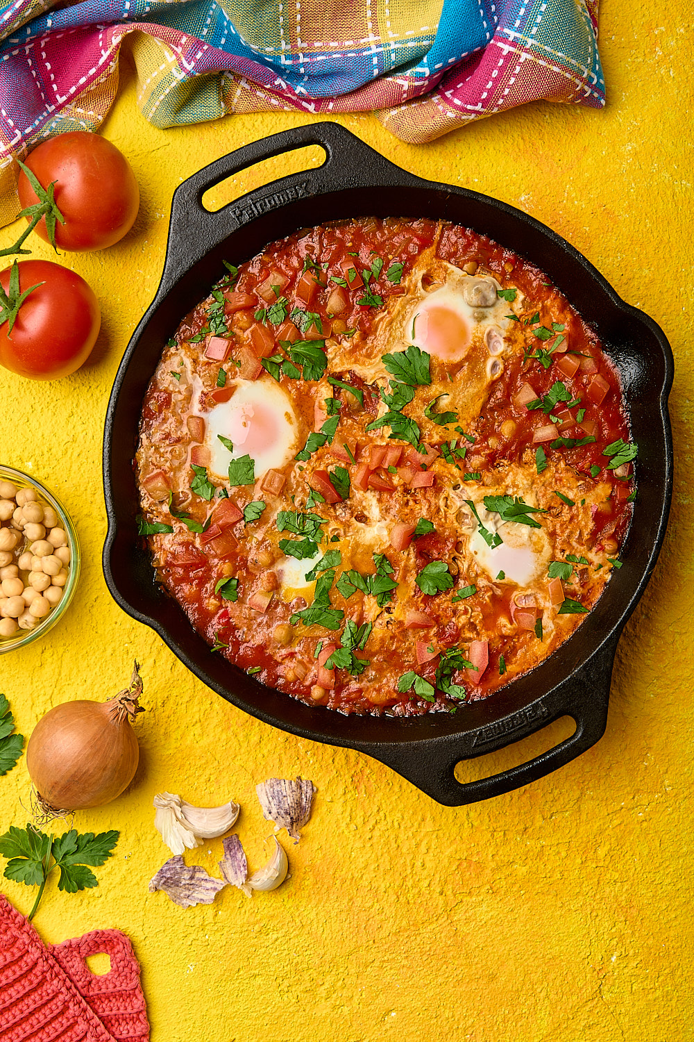 Shakahuka mit Tomaten und Ei