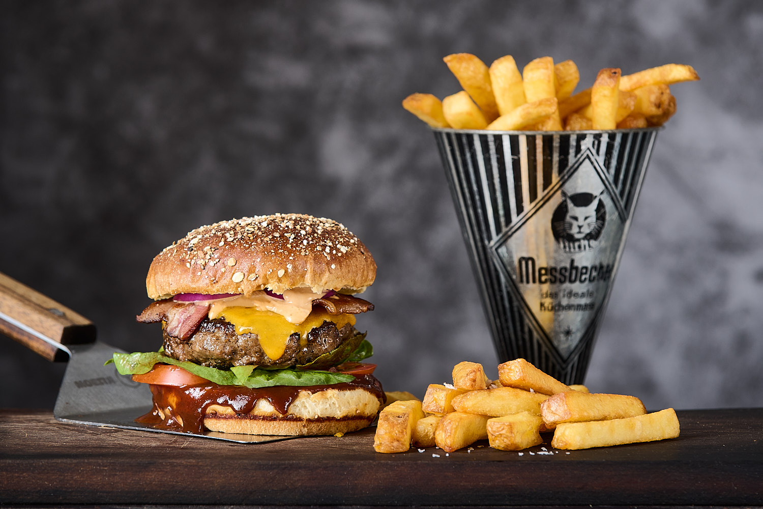 saftiger Cheese-Burger mit Fritten